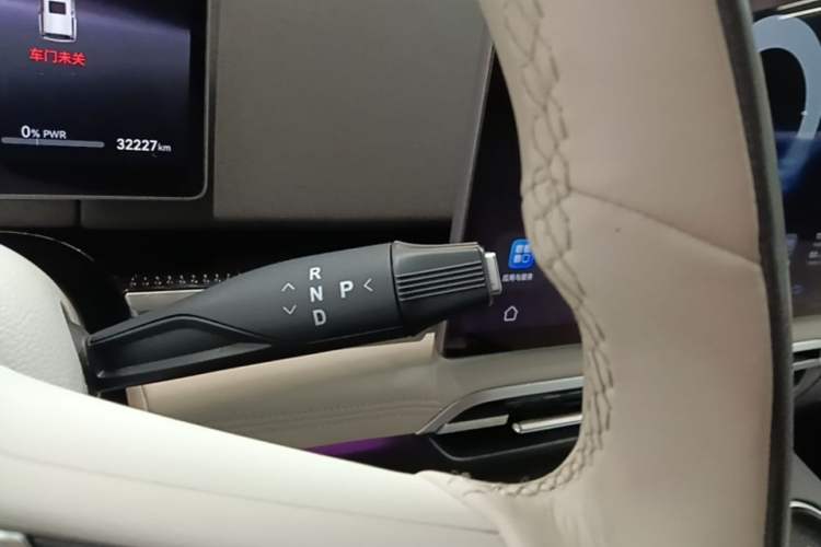 Used VOYAH Dream 2025 PHEV Four-Wheel-Drive Flagship Version – Qiankun Edition Gear Lever