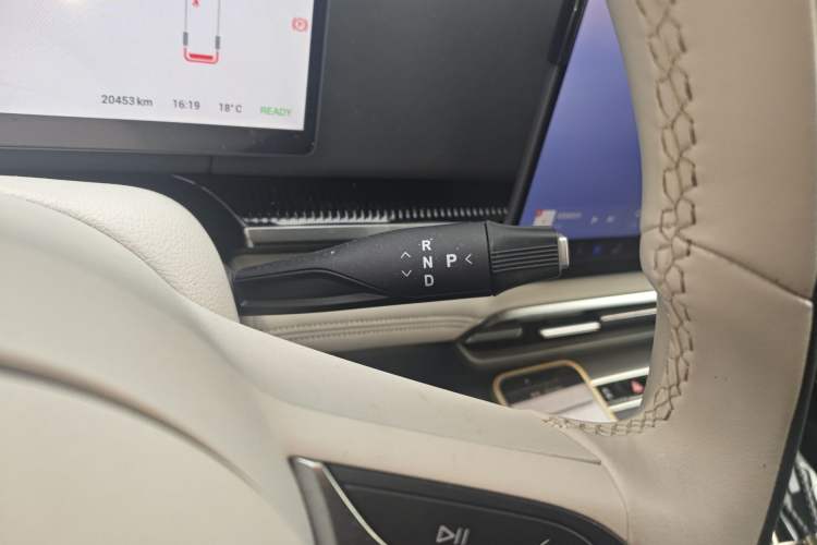 Used VOYAH Dream 2025 PHEV Four-Wheel Drive Prestige Kunpeng Edition Gear Lever