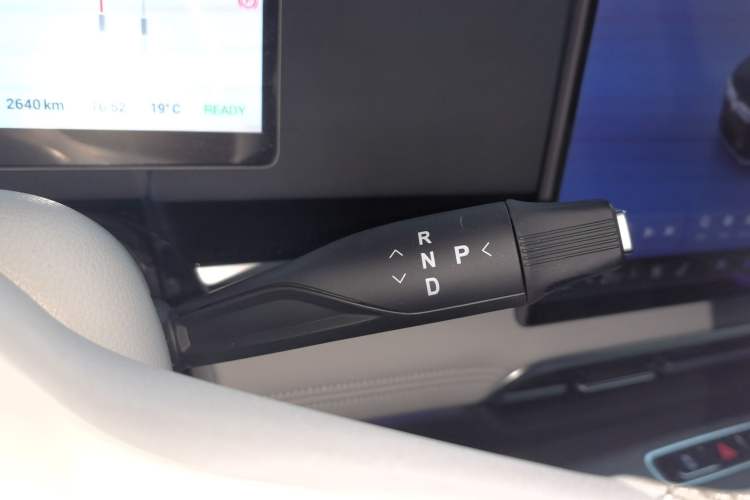 Used VOYAH Dream 2025 PHEV Four-Wheel Drive Prestige Kunpeng Edition Gear Lever