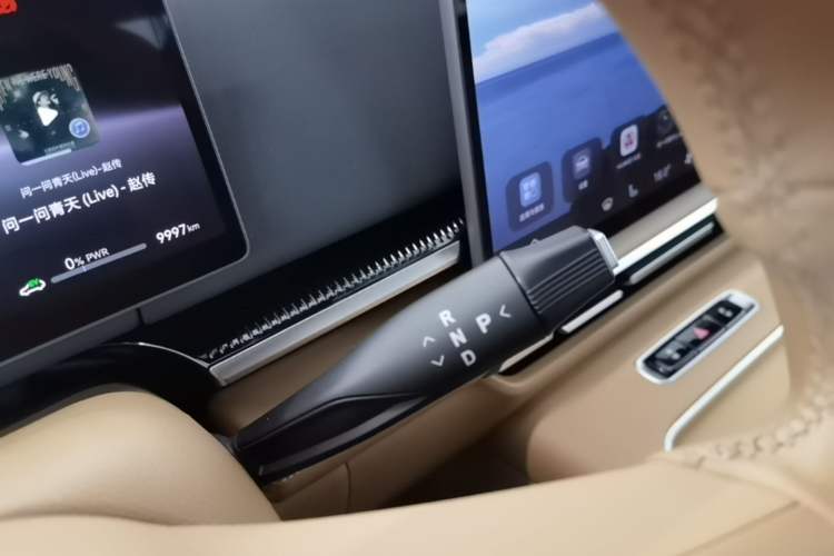 Used VOYAH Dream 2025 PHEV Four-Wheel Drive Prestige Qiankun Edition Gear Lever