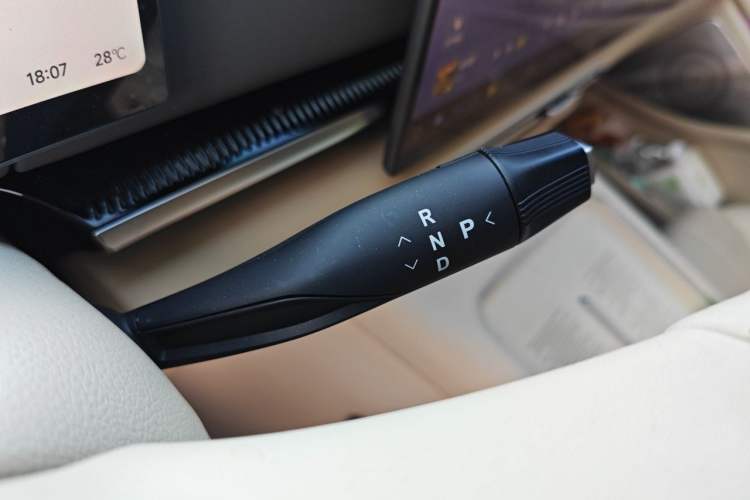 Used VOYAH Dream 2025 PHEV Four-Wheel Drive Prestige Kunpeng Edition Gear Lever