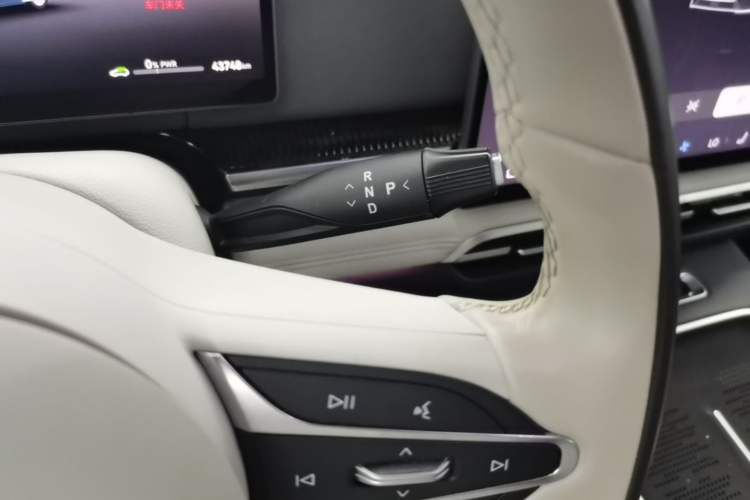 Used VOYAH Dream 2025 PHEV Four-Wheel-Drive Flagship Version – Qiankun Edition Gear Lever