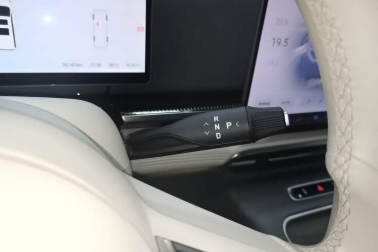 Used VOYAH Dream 2025 PHEV Four-Wheel-Drive Flagship Kunpeng Edition Gear Lever