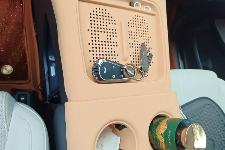 Used VOYAH Dream 2025 PHEV Four-Wheel-Drive Flagship Version – Qiankun Edition Gear Lever