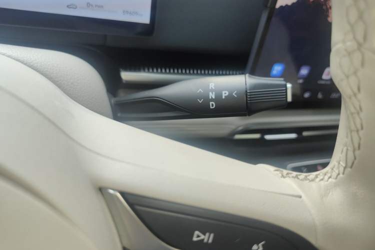 Used VOYAH Dream 2025 PHEV Four-Wheel-Drive Flagship Version – Qiankun Edition Gear Lever