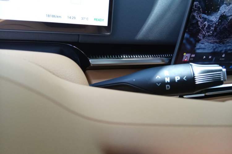 Used VOYAH Dream 2025 PHEV Four-Wheel Drive Excellence Kunpeng Edition Gear Lever