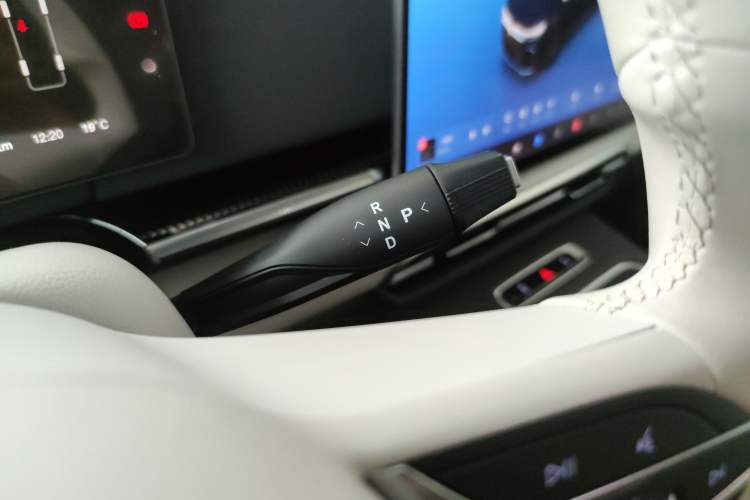 Used VOYAH Dream 2025 PHEV Four-Wheel-Drive Flagship Kunpeng Edition Gear Lever