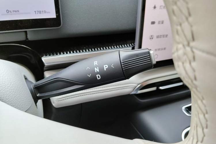 Used VOYAH Dream 2025 PHEV Four-Wheel Drive Prestige Qiankun Edition Gear Lever