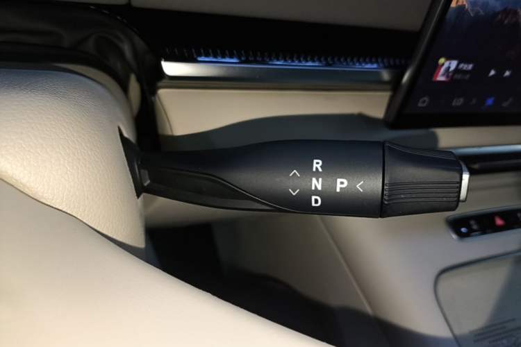 Used VOYAH Dream 2025 PHEV Four-Wheel-Drive Flagship Kunpeng Edition Gear Lever