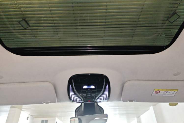 Used VOYAH Dream 2025 PHEV Four-Wheel-Drive Flagship Kunpeng Edition Headliner