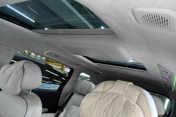 Used VOYAH Dream 2025 PHEV Four-Wheel-Drive Flagship Kunpeng Edition Headliner