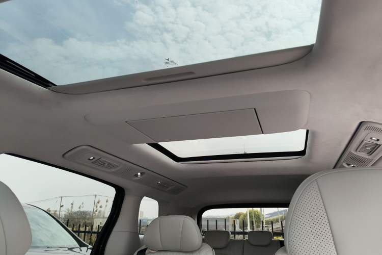 Used VOYAH Dream 2025 PHEV Four-Wheel-Drive Flagship Kunpeng Edition Headliner