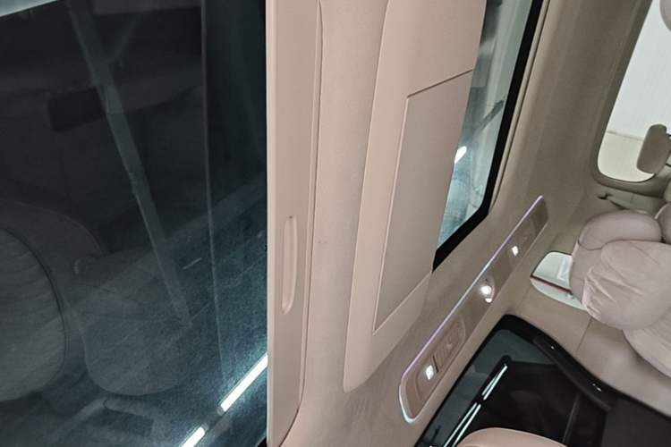 Used VOYAH Dream 2025 PHEV Four-Wheel-Drive Flagship Kunpeng Edition Headliner