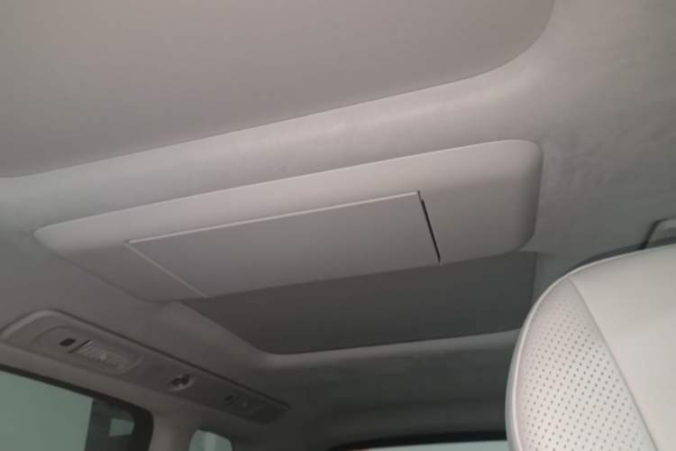 Used VOYAH Dream 2025 PHEV Four-Wheel-Drive Flagship Kunpeng Edition Headliner