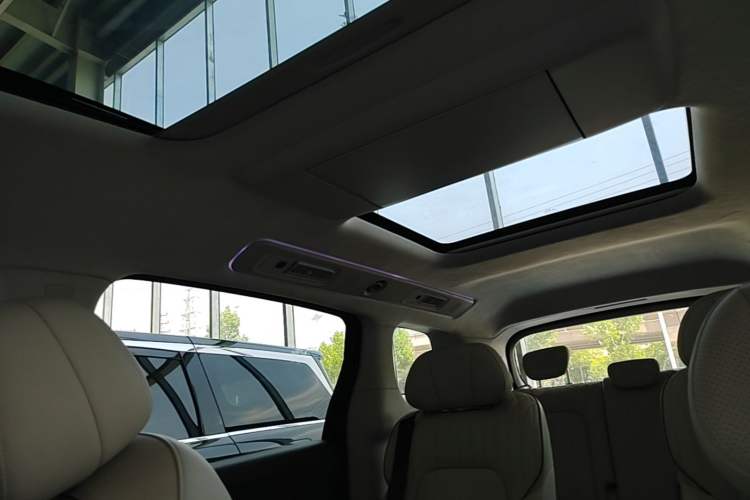 Used VOYAH Dream 2025 PHEV Four-Wheel-Drive Flagship Kunpeng Edition Headliner