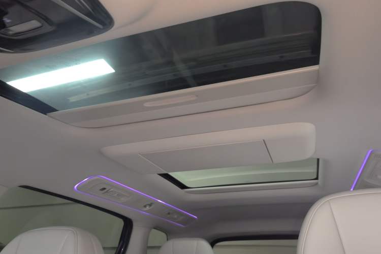 Used VOYAH Dream 2025 PHEV Four-Wheel Drive Prestige Kunpeng Edition Headliner