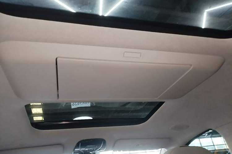 Used VOYAH Dream 2025 PHEV Four-Wheel-Drive Flagship Kunpeng Edition Headliner