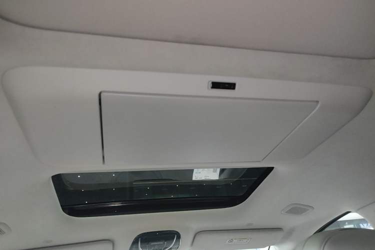 Used VOYAH Dream 2025 PHEV Four-Wheel-Drive Flagship Kunpeng Edition Headliner