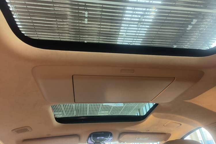 Used VOYAH Dream 2025 PHEV Four-Wheel-Drive Flagship Kunpeng Edition Headliner