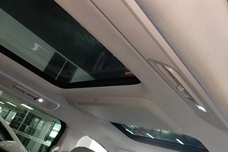 Used VOYAH Dream 2025 PHEV Four-Wheel-Drive Flagship Kunpeng Edition Headliner