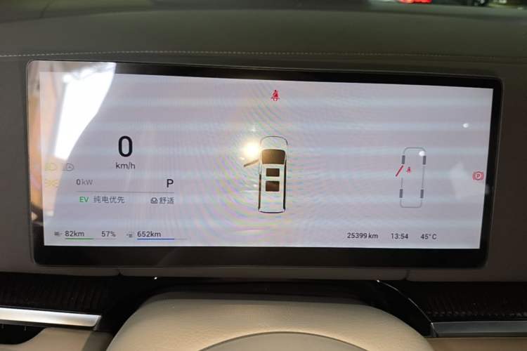 Used VOYAH Dream 2025 PHEV Four-Wheel-Drive Flagship Kunpeng Edition Instrument Cluster