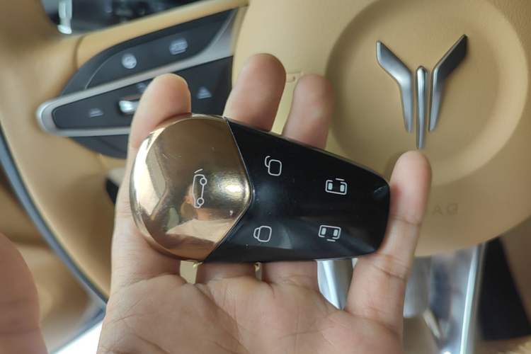 Used VOYAH Dream 2025 PHEV Four-Wheel-Drive Flagship Kunpeng Edition Interior 1