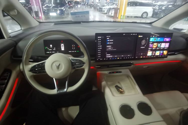 Used VOYAH Dream 2025 PHEV Four-Wheel-Drive Flagship Kunpeng Edition Interior 2