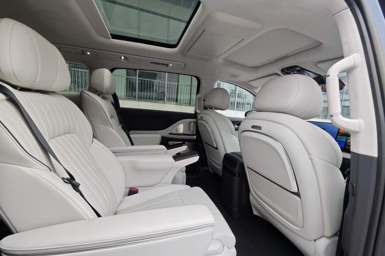 Used VOYAH Dream 2025 PHEV Four-Wheel-Drive Flagship Kunpeng Edition Interior 2