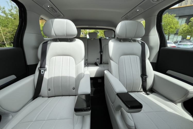 Used VOYAH Dream 2025 PHEV Four-Wheel-Drive Flagship Kunpeng Edition Interior 2