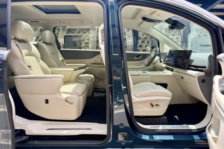 Used VOYAH Dream 2025 PHEV Four-Wheel Drive Excellence Kunpeng Edition Interior 3