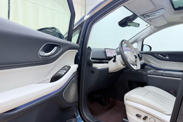 Used VOYAH Dream 2025 PHEV Four-Wheel-Drive Flagship Kunpeng Edition Interior 3