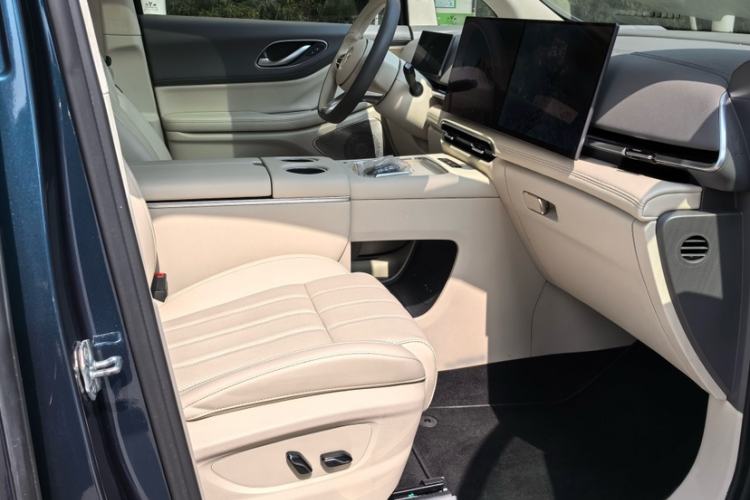 Used VOYAH Dream 2025 PHEV Four-Wheel-Drive Flagship Kunpeng Edition Interior 3