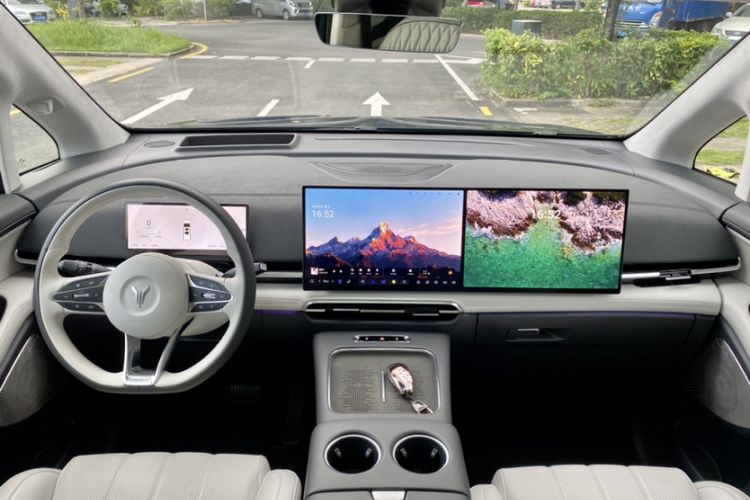 Used VOYAH Dream 2025 PHEV Four-Wheel-Drive Flagship Kunpeng Edition Interior 4