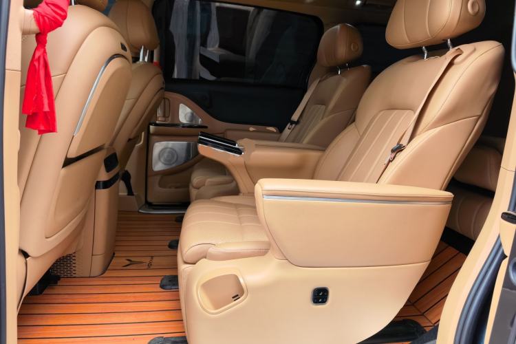 Used VOYAH Dream 2025 EV Four-Wheel Drive Prestige Kunpeng Edition Interior 4