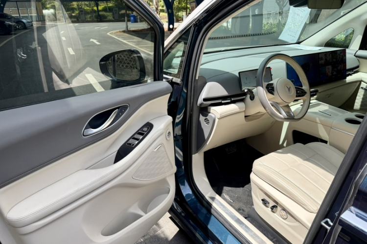 Used VOYAH Dream 2025 PHEV Four-Wheel Drive Excellence Kunpeng Edition Interior 5