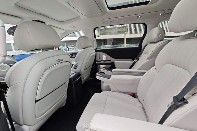 Used VOYAH Dream 2025 PHEV Four-Wheel-Drive Flagship Kunpeng Edition Interior 5