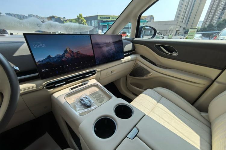 Used VOYAH Dream 2025 PHEV Four-Wheel-Drive Flagship Kunpeng Edition Interior 9
