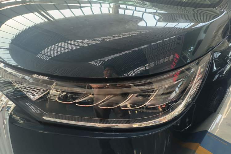 Used VOYAH Dream 2025 PHEV Four-Wheel-Drive Flagship Kunpeng Edition Left Front Headlight
