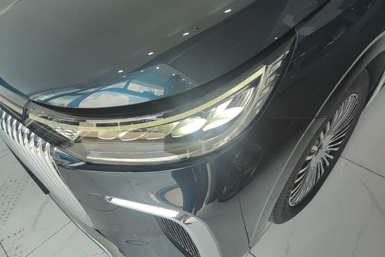 Used VOYAH Dream 2025 PHEV Four-Wheel-Drive Flagship Kunpeng Edition Left Front Headlight