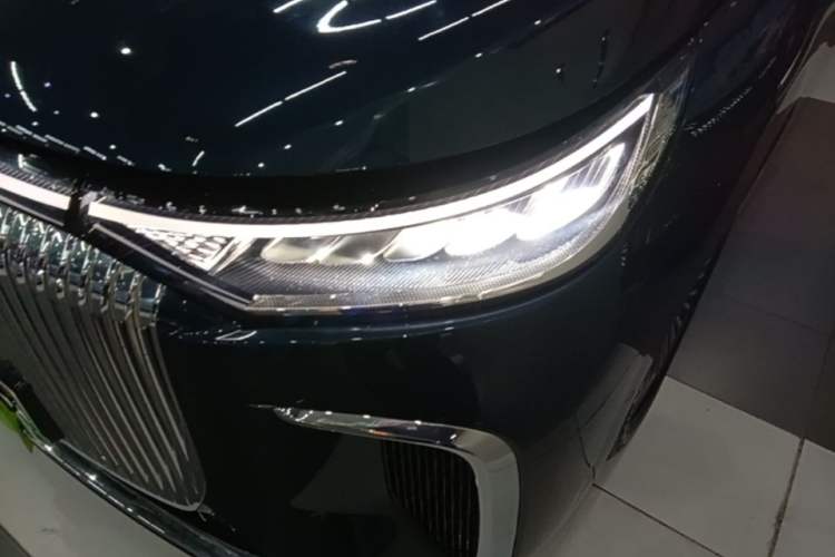 Used VOYAH Dream 2025 PHEV Four-Wheel-Drive Flagship Kunpeng Edition Left Front Headlight
