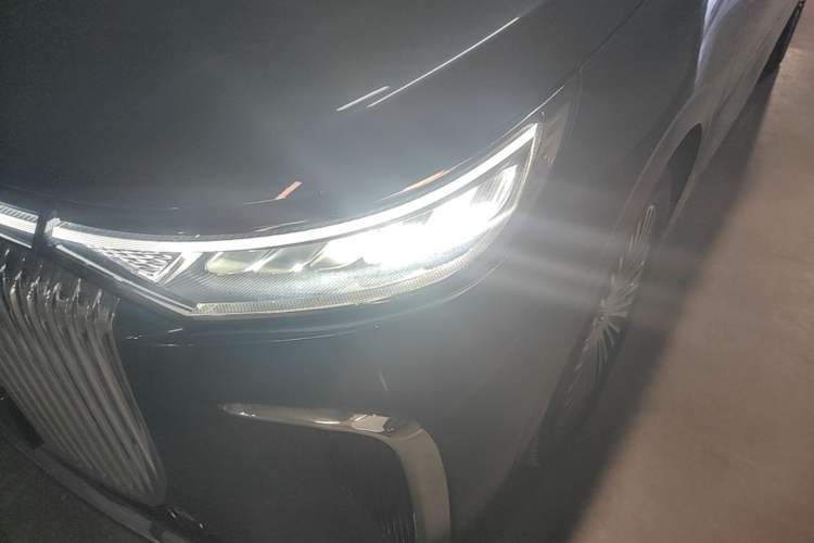 Used VOYAH Dream 2025 PHEV Four-Wheel-Drive Flagship Kunpeng Edition Left Front Headlight