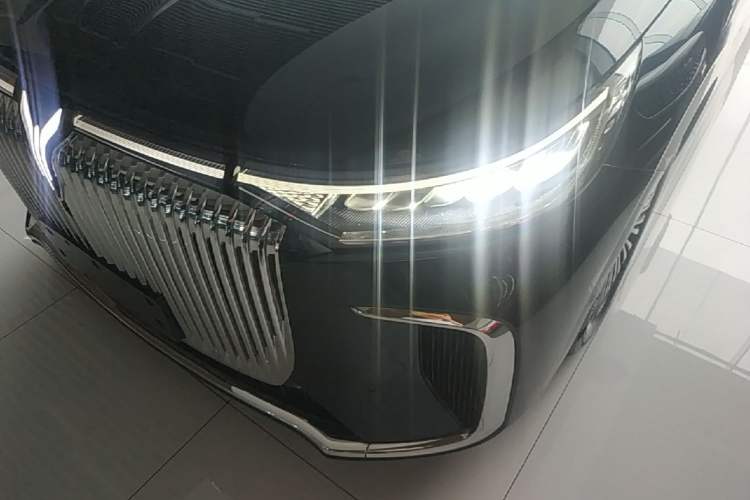Used VOYAH Dream 2025 PHEV Four-Wheel-Drive Flagship Kunpeng Edition Left Front Headlight
