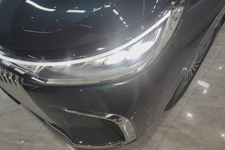 Used VOYAH Dream 2025 PHEV Four-Wheel Drive Prestige Qiankun Edition Left Front Headlight