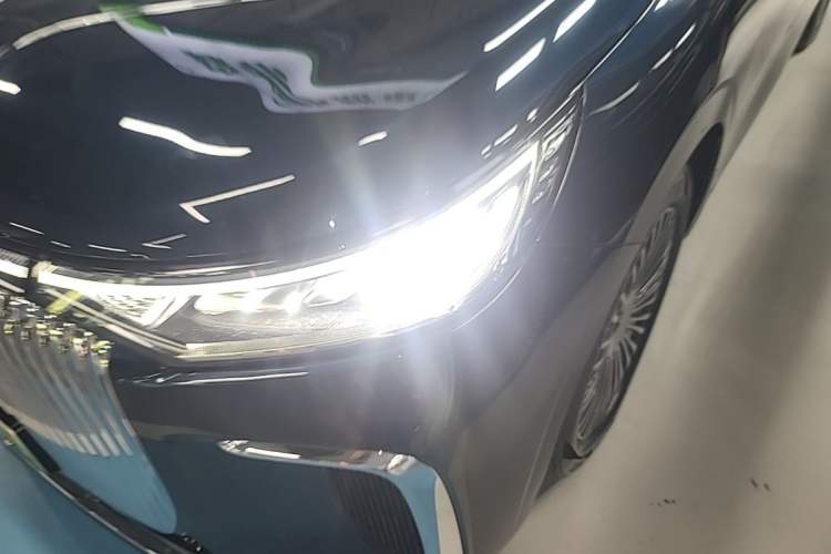 Used VOYAH Dream 2025 PHEV Four-Wheel-Drive Flagship Kunpeng Edition Left Front Headlight