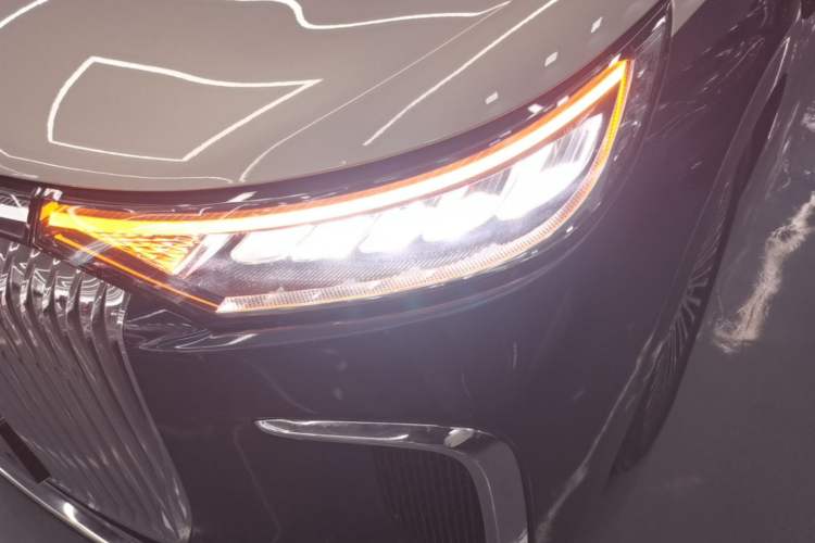 Used VOYAH Dream 2025 PHEV Four-Wheel-Drive Flagship Version – Qiankun Edition Left Front Headlight