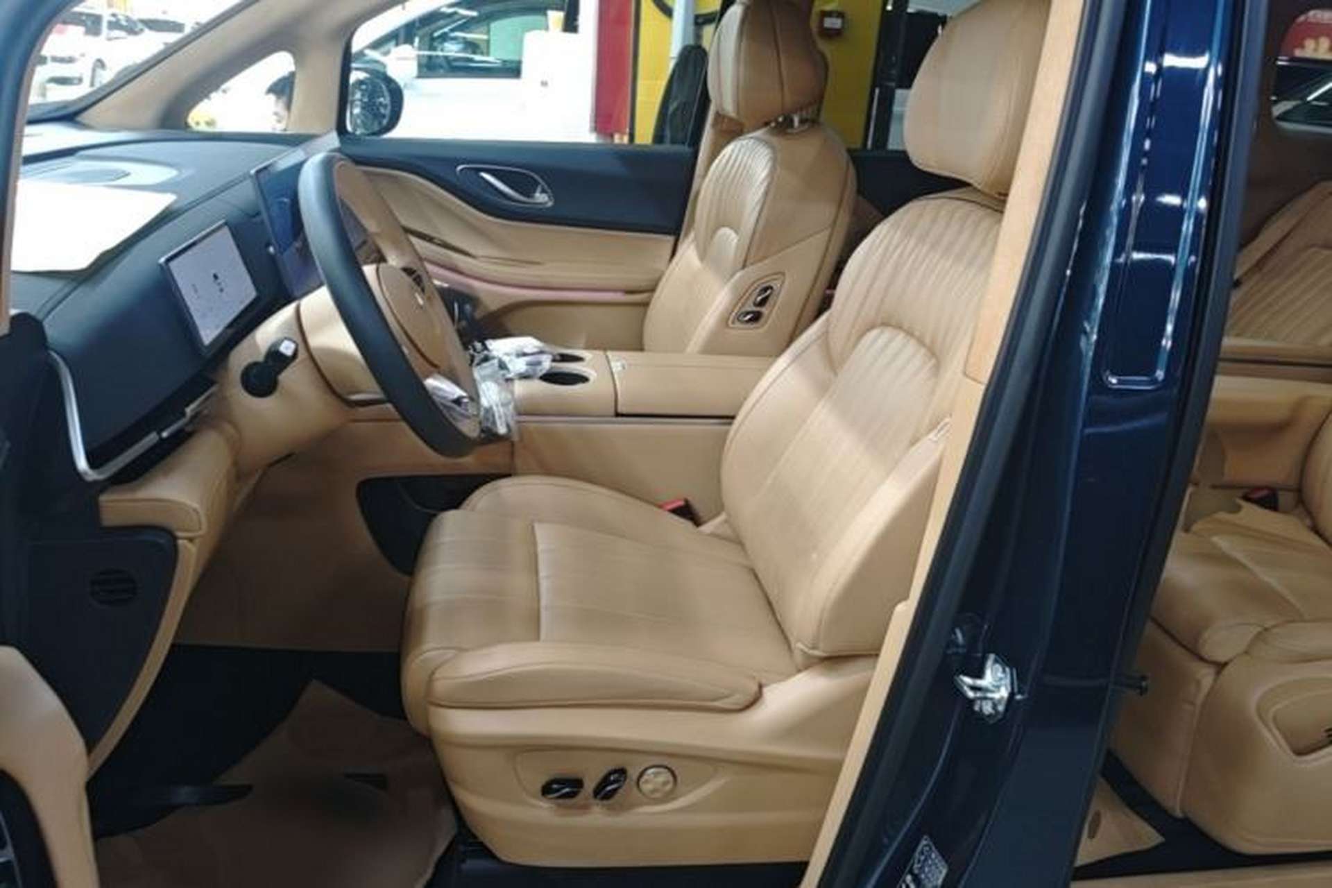 Used VOYAH Dream 2025 PHEV Four-Wheel-Drive Flagship Kunpeng Edition Left Front Seat