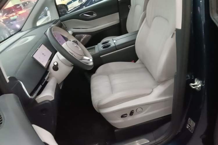 Used VOYAH Dream 2025 PHEV Four-Wheel-Drive Flagship Kunpeng Edition Left Front Seat