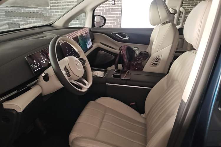 Used VOYAH Dream 2025 PHEV Four-Wheel-Drive Flagship Kunpeng Edition Left Front Seat