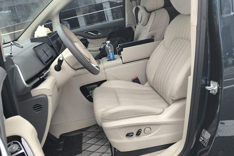 Used VOYAH Dream 2025 PHEV Four-Wheel-Drive Flagship Kunpeng Edition Left Front Seat
