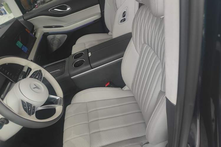 Used VOYAH Dream 2025 PHEV Four-Wheel-Drive Flagship Kunpeng Edition Left Front Seat